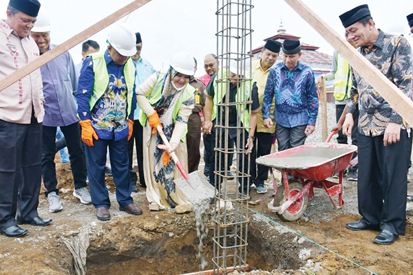 Pasar Serikat Lubuk Basung Direvitalisasi, Telan Dana 2,3 Miliar 1 PELETAKAN BATU— Anggota DPR RI Nevi Zuairina melakukan peletakan batu pertama pertanda dimulainya revitalisasi pasar serikat Lubuk Basung, Kamis (4/8).