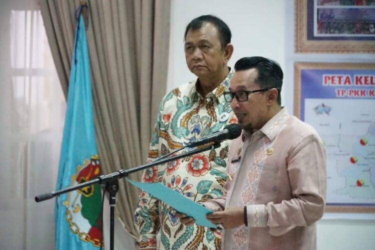 SAMBUTAN—Bupati Eka Putra berkan sambutan usai pelantikan  Pengurus Dewan Koperasi Indonesia Daerah (Dekopinda) Kabupaten Tanah Datar periode 2020-2025, Kamis (28/7) di Gedung TP PKK Tanah Datar.
