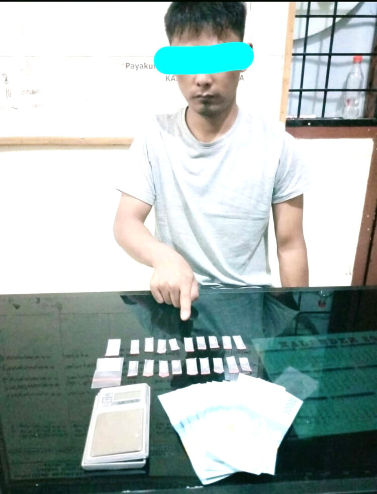 PENGEDAR SABU— Pelaku DF (32) ditangkap jajaran Satresnarkoba Polres Payakumbuh dengan barang bukti 20 paket sabu siap edar.
