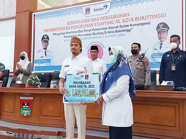Turunkan Angka Stunting, Bukittinggi Bentuk Tim TPPS 1 TERIMA BANTUAN— Walikota Bukittinggi Erman Safar menerima bantuan dana alokasi khusus (DAK) dari BKKBN Sumbar yang diserahkan langsung oleh Kepala BKKBN Sumbar Fatmawati.
