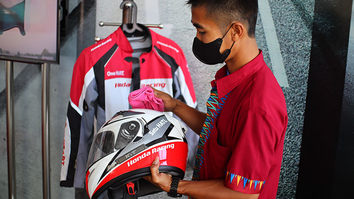 MERAWAT HELM— Menara Agung memperagakan cara perawatan helm.
