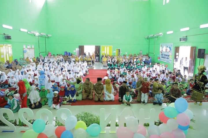 Peringatan HANI Tepat, Wawako Solok: Gugah Kepedulian dan Partisipasi Elemen Masyarakat 1 BERSAMA—Wakil Wali Kota (Wawako)Solok, Ramadhani Kirana Putra bersama dengan anak anak pada acara perintana HariAnak Nasional Indionesia (Hani).