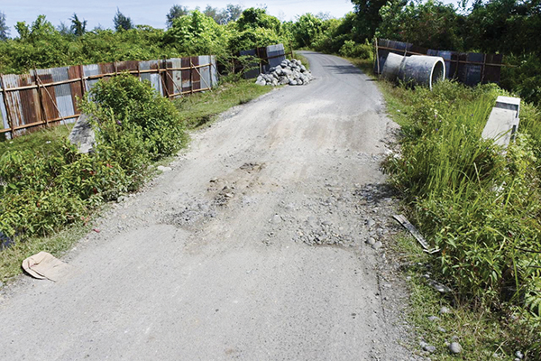 Permudah Aktivitas Warga, Pemkab Agam Terus Benahi Infrastruktur 1 JALAN BERLUBANG— Kondisi jalan berlubang di Jorong Labuhan, Nagari Tiku V Jorong, Kecamatan Tanjung Mutiara merupakan salah satu infrastruktur yang menjadi prioritas pembangunan yang dilakukan oleh Pemkab Agam.