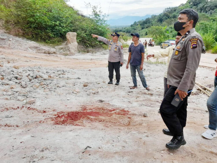 TEWAS TERTIMBUN— Polisi melakukan olah TKP pascatewasnya kakak beradik tertimbun longsor di Jorong Gurun, Kecamatan Harau, Kabupaten Limapuluh Kota.