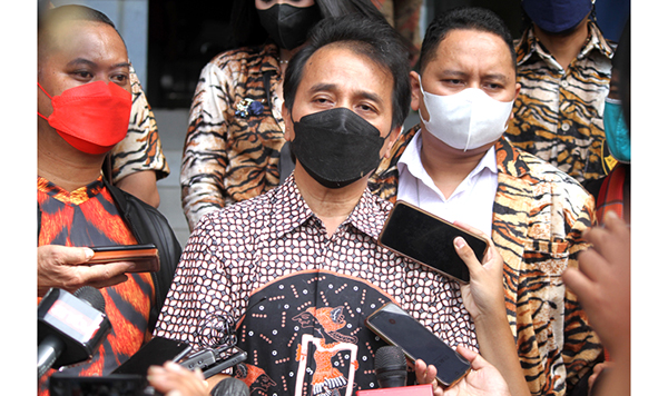 Ngaku Sakit tapi Ikut Touring, Mantan Menpora Roy Suryo Resmi Ditahan 1 RESMI DITAHAN— Mantan Menteri Pemuda dan Olahraga (Menpora) Roy Suryo resmi ditahan di Mapolda Metro Jaya.