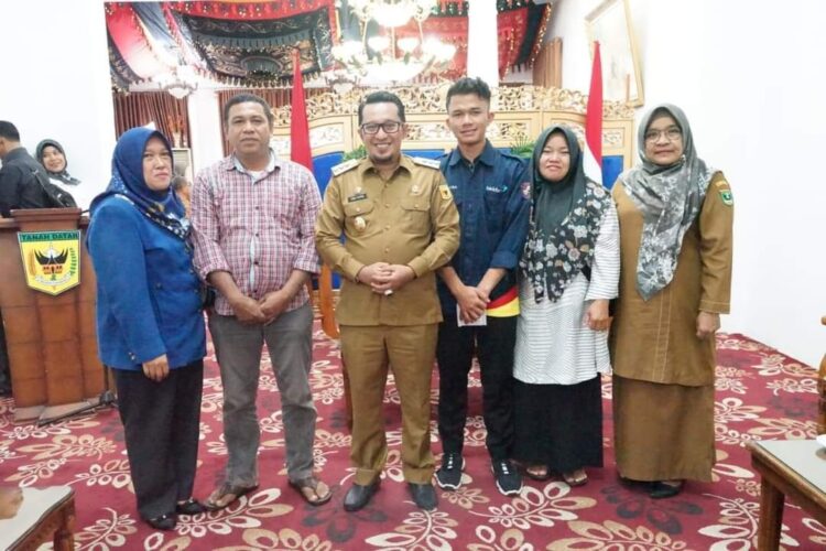 Eka Putra: Seorang Hafizh Quran akan Dimudahkan Rezekinya oleh Allah 1 Pemerintah Kabupaten Tanah Datar dibawah kepemimpinan Bupati Eka Putra bersama Wakil Bupati Richi Aprian, terus berkomitmen untuk membangun sumber daya manusia (SDM) yang qurani melalui program satu rumah satu hafizh dan menjadikan dunia pendidikan sebagai prioritas utama melalui berbagai progam beasiswa bagi keluarga kurang mampu.