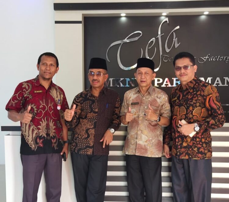 KURIKULUM MERDEKA—Kadis Pendidikan Sumbar, Kepala Cabang Wilayah II Sumbar, Kepsek SMKN 1 Pariaman Erizal usai sosialisasi pembelajaran Kurikulum Merdeka.