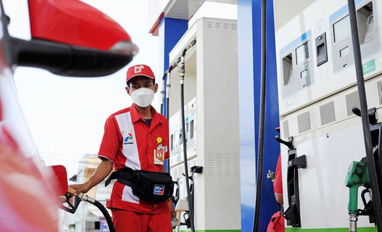 ISI BBM— Petugas tengah mengisi bahan bakar minyak ke kendaraan di SPBU Padang.