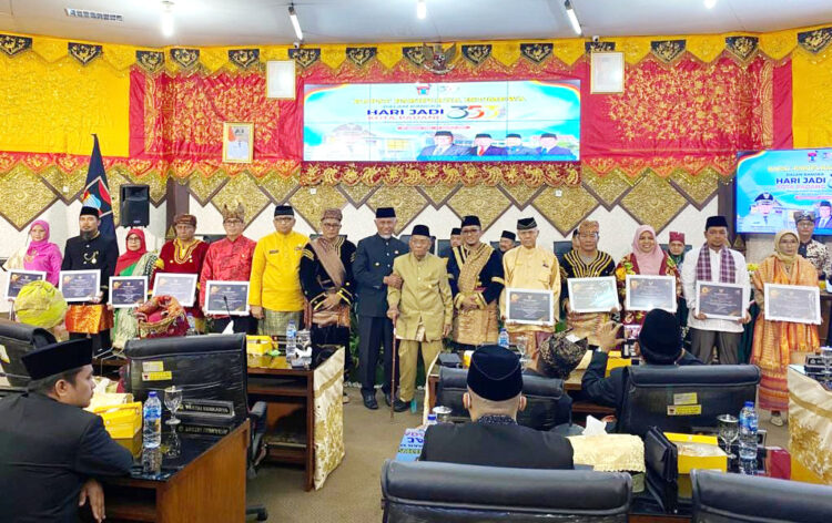 Rapat Paripurna HUT Kota Padang ke-353 Tahun, Dianggap Berpengaruh, Sejumlah Tokoh dapat Penghargaan 1 DIGANJAR PENGHARGAAN— Sejumlah tokoh mendapatkan penghargaan pada
Rapat Paripurna Istimewa HUT Kota
Padang ke-353.