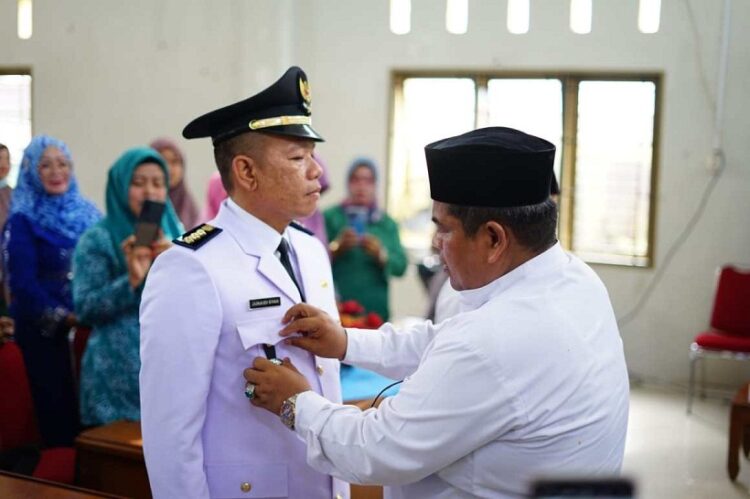 Sertijab Camat 2x11 Kayu Tanam, Camat harus Kompeten dan Berintegritas 1 LANTIK—Bupati Suhatri Bur saat pelantkan Camat 2x11 Kayutanam.