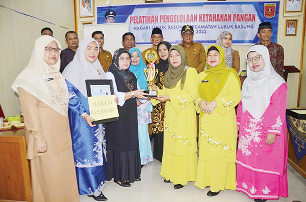 Serahkan Trophy Juara Gerakan PKK Provinsi