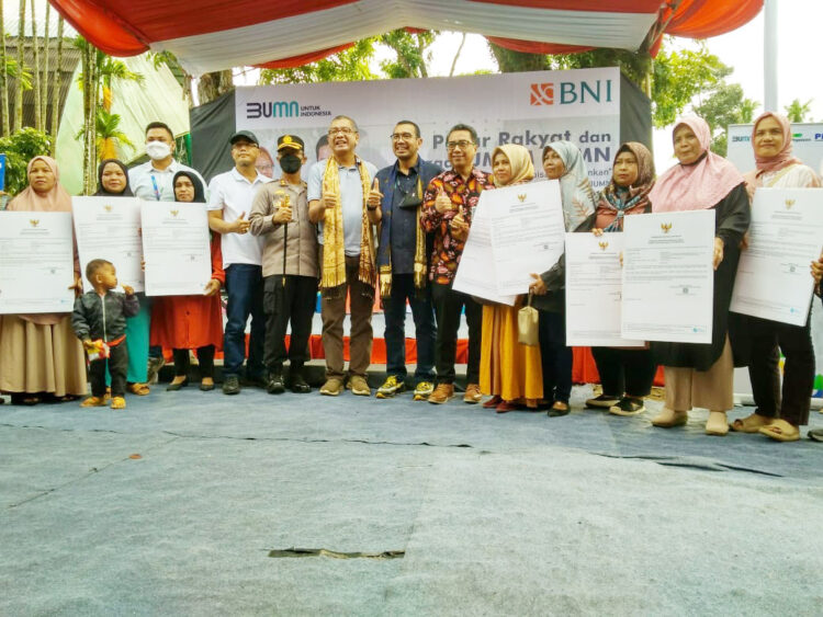 PELAKU UMKM— Stafsus III Menteri BUMN Arya Mahendra Sinulingga bersama Wali Kota Payakumbuh Riza Falepi dan Kapolres Payakumbuh Alex Prawira dan pelaku UMKM.