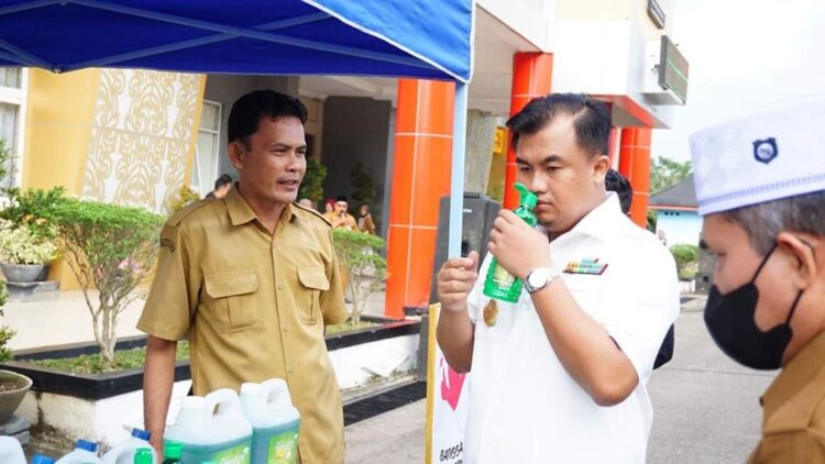Sutan Riska Perkenalkan Produk Anak Nagari, Serai Wangi dan Sabun Citro Clean 1 Sabun Citro Clean— Bupati Sutan Riska Tuhanku Kerajaan didampingi Sekda Adlisman dan Wali Nagari Sungai Duo Kecamatan Sitiung saat melihat Sabun Citro Clean produk si Anak Nagari Sungai Duo.