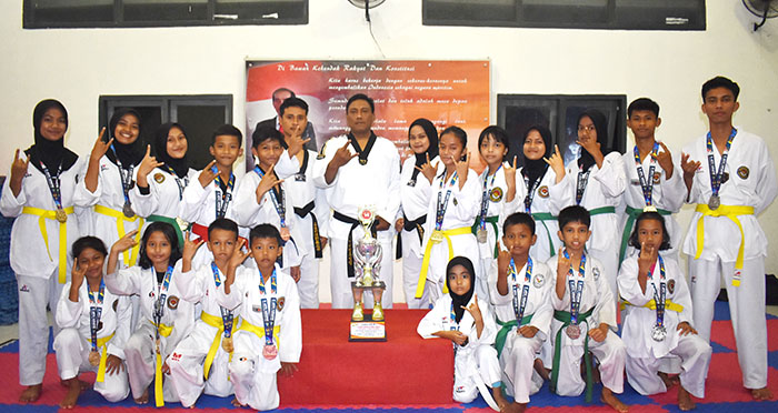 Syukuran Dojang Taekwondo Amphibi Fighter atas perolehan Juara Umum I Kejuaraan Taekwondo Bupati Pessel Cup II bersama Sabeum Dedy Pelatih Utama, Sabeum Aulia Pelatih 1,Sabeum Pando pelatih 2