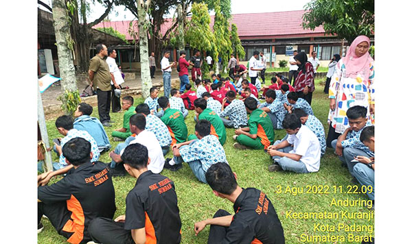 BOLOS SEKOLAH— Puluhan siswa dari berbagai macam sekolah diamankan oleh Satpol PP Padang karena keluyuran dan bolos sekolah disaat jam pelajaran masih berlangsung, Rabu (3/8).