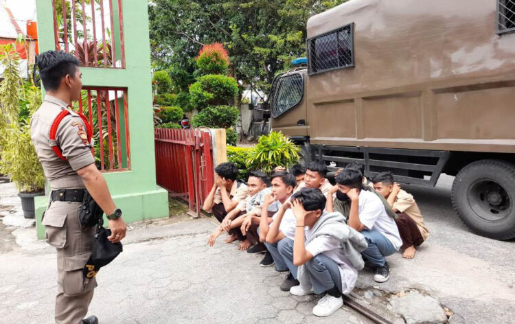 PELAJAR BOLOS— Sejumlah pelajar kembali diamankan Satpol PP Padang karena keluyuran dan bolos di saat jam pelajaran masih berlangsung, Kamis (4/8).
