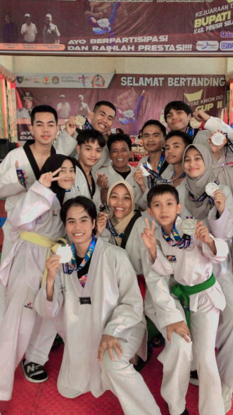 FOTO BERSAMA-Atlet Taekwondo Padangpariaman bersama pelatih Herman Koto fot bersama usai meraih prestasi di kejuaraan Bupati Pessel