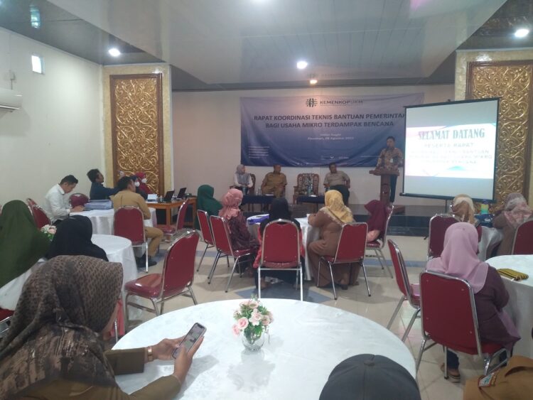 BANTUAN PELAKU UKM—Perwakilan Deputi Kementerian Koperasi dan UKM, Rahmadi menyampaikan arahan teknis bantuan untuk pelaku UKM terdampak gempa di Kajai, Pasaman Barat.