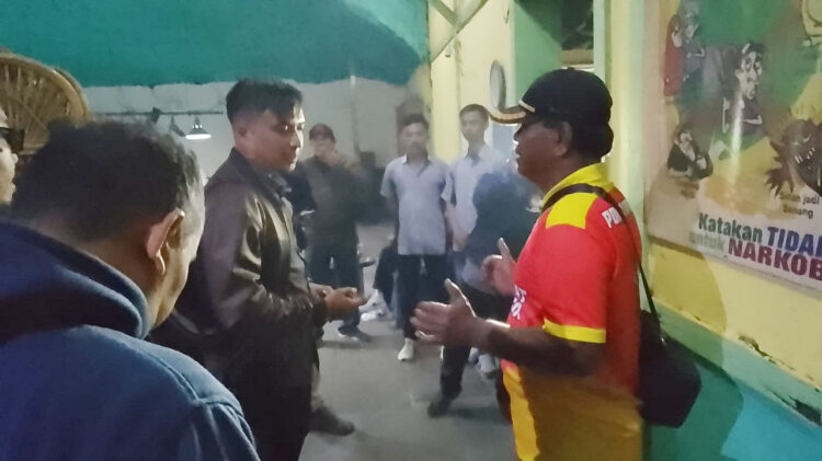 DIALOG— Dan Unit Intel Kodim 0306/50 Kota, Letda. Inf. Randika saat berdialog dengan pemilik Kafe.