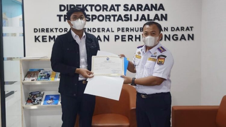 TERIMA SERTIFIKAT— Kepala Dinas Perhubungan Kota Pariaman, Afwandi saat menerima sertifikat.