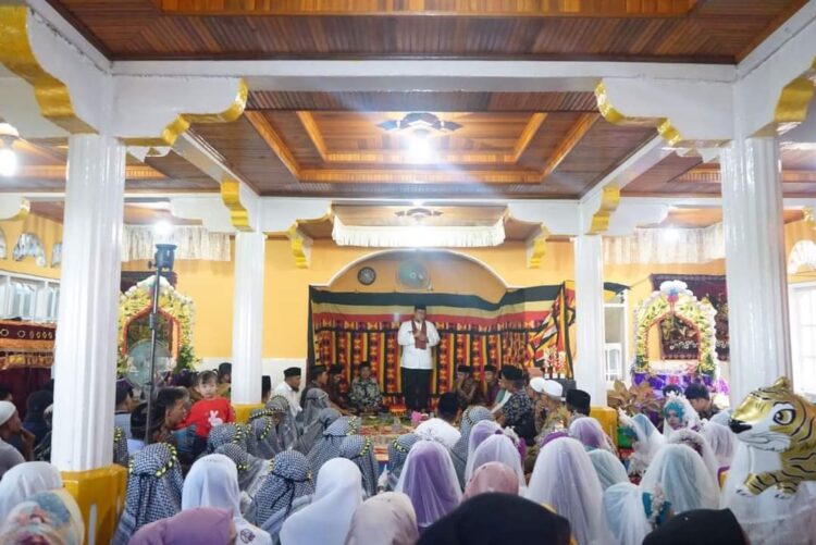 TAUSIAH—Wabup Richi saat bertausiah di Surau Akmalul Hidayah, Jorong Melur Nagari Lubuk Jantan, kecamatan Lintau Buo Utara.