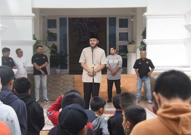 LEPAS ATLET-Wako Padangpanjang Fadly Amran saat melepas atlet Hapkido Padangpanjang berlaga dalam Kejurnas V yang akan berlangsun 6-7 Agustus.
