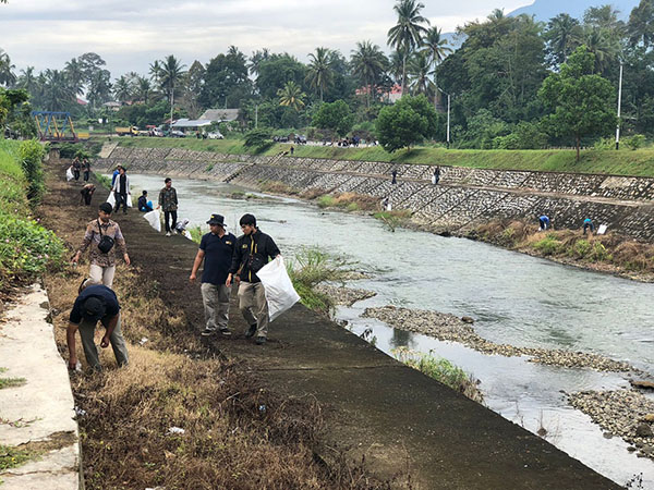 Wako Riza Ajak OPD Turun ke Bantaran Sungai Batang Agam 1 BERSIHKAN—Terlihat petugas Pemko Payakumbuh bersihkan aliran Batang Agam.