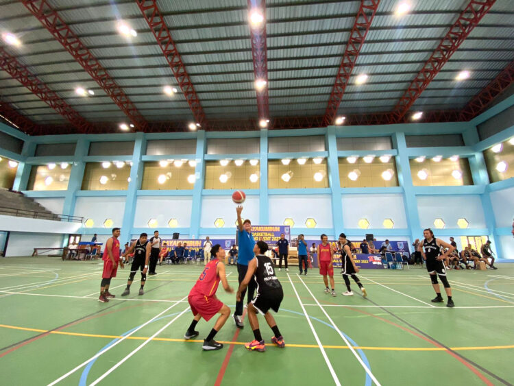 LEMPAR BOLA-Wali Kota Payakumbuh Riza falepi melempar bola tanda dimulainya grand event basketball se-Sumatera, Sabtu (30/7).