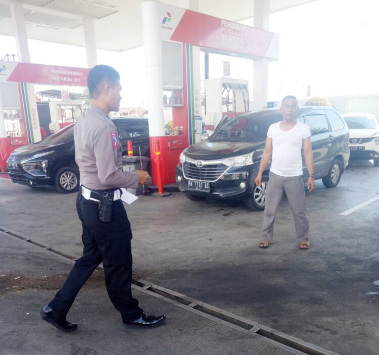 Wanita Lansia Tewas Terlindas Truk di SPBU Ampang 1 KECELAKAAN— Polisi melakukan olah TKP kecelakaan yang menewaskan wanita lansia akibat dilindas truk di SPBU Ampang.