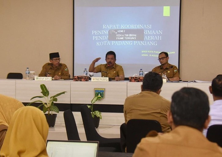 ARAHAN—Wakil Wali Kota, Drs. Asrul berikan arahan keapda  Organisasi Perangkat Daerah (OPD) untuk melakukan  inovasi meningkatkan Pendapatan Asli Daerah (PAD).