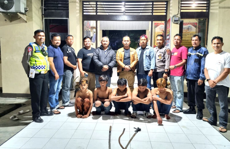 Tawuran kembali Pecah di Padang, 5 Remaja Ditangkap, Polisi Temukan Senjata Tajam 1 PELAKU TAWURAN— Lima pelaku tawuran diamankan jajaran Polsek Lubeg bersama barang bukti senjata tajam.
