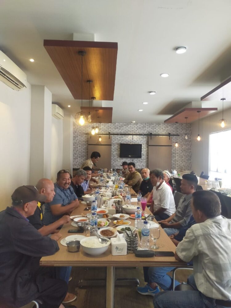 DISKUSI-Amril Amin bersama sesepuh SSB putra Bahari berdiskusi membahas persiapaan untuk menghidupkan kembali SSB Putra Bahari  yang vakum selama lebij kurnag 10 tahun.