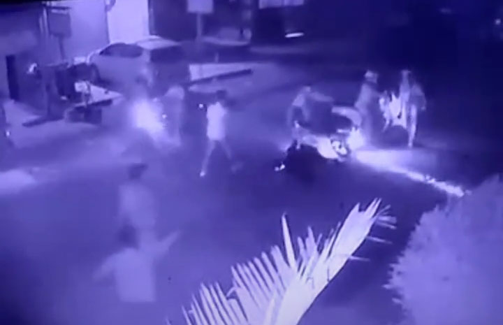 PENYERANGAN— Tangkapan layar segerombolan orang bersenjaa  menyerang pemotor viral di media sosial (medsos) Instagram.