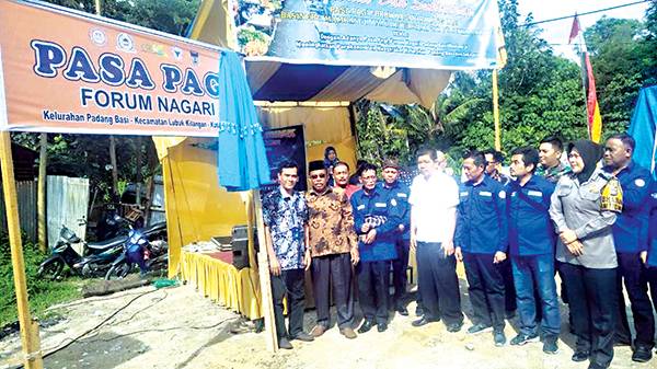 Wujud Kepedulian PT Semen Padang, Pasar Pagi Forum Nagari Padang Besi Diresmikan 1 PERESMIAN PASAR PAGI— Peresmian pasar pagi di Simpang Mutiara, Kelurahan Padang Besi, Kecamatan Luki, ditandai dengan pembukaan selubung papan nama oleh Ketua KAN Luki, Basri Dt Rajo Usali, Jumat (29/7) siang.