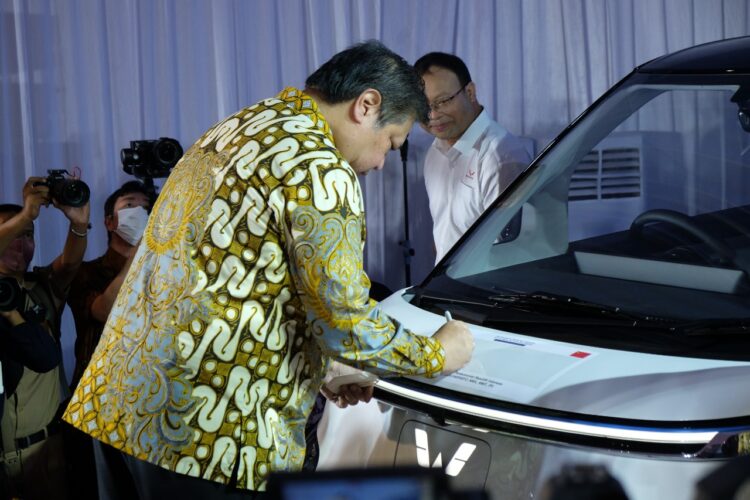 PRODUKSI MOBIL LISTRIK— Menteri Koordinator Bidang Perekonomian Airlangga Hartarto saat menghadiri peresmian produksi perdana Wuling Air ev di Cikarang pada Senin (8/8).