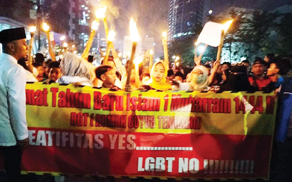 Warga Bersuara Lantang, Tolak LGBT di Citayam Fashion Week 1 PENOLAKAN— Ratusan warga Tanah Abang menyerukan penolakan kegiatan LGBT saat pawai obor menyambut Tahun Baru Islam di di kawasan Stasiun MRT Dukuh Atas, Jakarta Pusat, Jumat (29/’ 7) malam.