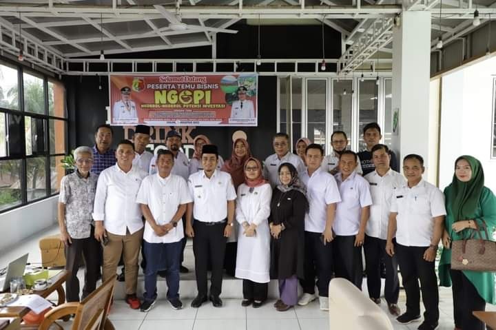 BERSAMA—Wakil Wali Kota Solok Ramadhani Kirana Putra, usai kegiatan foto bersama dengan peserta rapat.