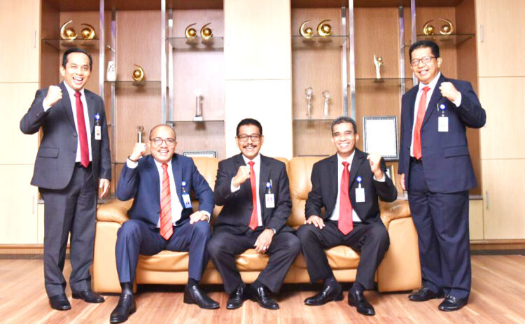 Direksi Bank Nagari (Ki-ka) - Direktur Kredit dan Syariah Gusti Candra, Direktur Keuangan Sania Putra, Direktur Utama Muhamad Irsyad, Direktur Operasional Syafrizal dan Direktur Kepatuhan Restu Wirawan.