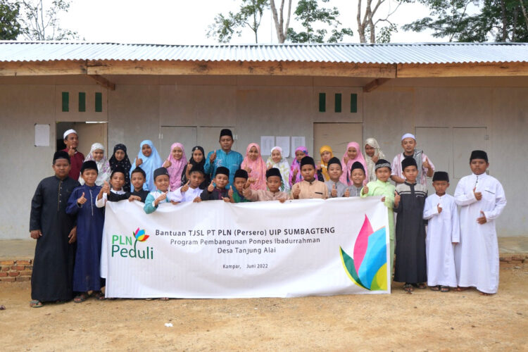 Santri Ponpes di Bawah Transmisi 275 kV Menerima Manfaat PLN Peduli 1 Manfaat PLN PEDULI— Santri Ponpes di Bawah Transmisi 275 kV Menerima Manfaat PLN Peduli.