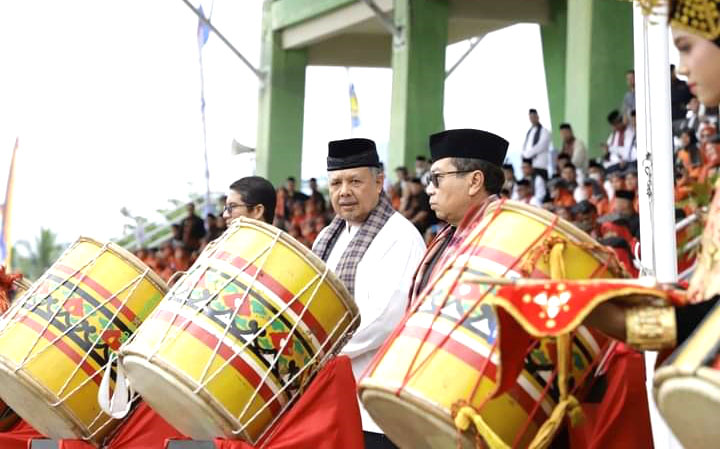 LAUNCHING— Wali Kota Solok, Zul Elfian, didampingi Wakil Wali Kota Solok, Ramadhani Kirana Putra melakukan pemukulan Gandang Tambua sebagai tanda dilaunchingnya Kurikulum Muatan Lokal BSM serta transformasi digital pendidikan.