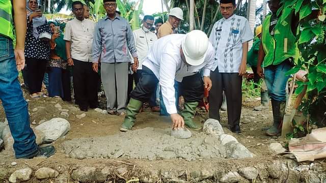 Bupati Padangpariaman Suhatri Bur, kemarin, meletakkan batu pertama pembangunan embung di Korong Ringan Ringan ,  Nagari Pakandangan, Kecamatan Enam Lingkung, Kabupaten Padangpariaman.