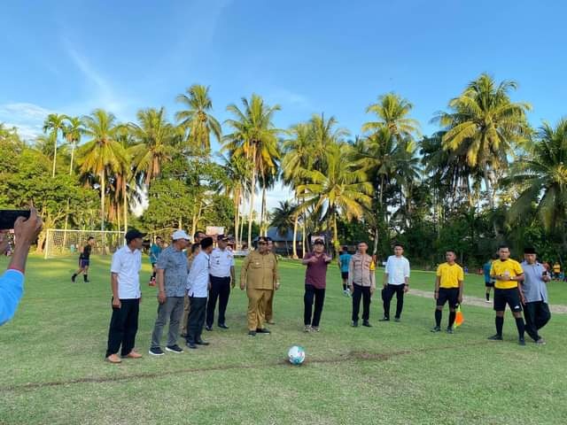 KEJUARAAN SEPAKBOLA-Bupati Padangpariaman Suhatri Bur saat membuka kejuaraan Sepak Bola dalam rangka menyambut HUT RI ke-77 tahun 2022.
