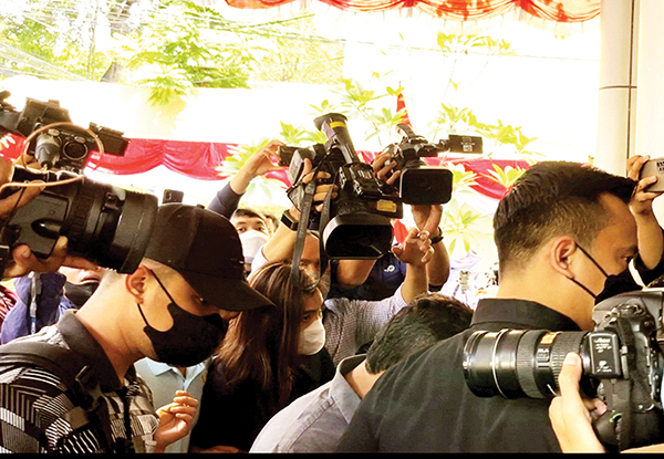 Ajudan Ferdy Sambo ke Komnas HAM 1 AJUDAN—Dua pria yang diduga ajudan Kadiv Propam nonaktif Irjen Ferdy Sambo saat tiba di kantor Komnas HAM, Menteng, Jakarta Pusat, Senin (1/8).