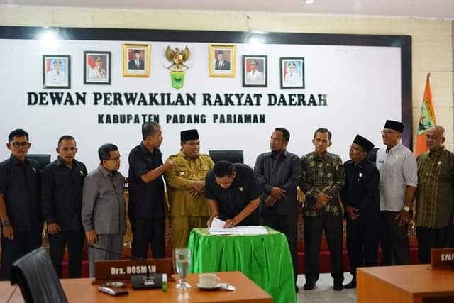 TANDA TANGAN—Ketua DPRD Padangpariaman H Arwinsyah tanda tangani KUA dan PPAS.