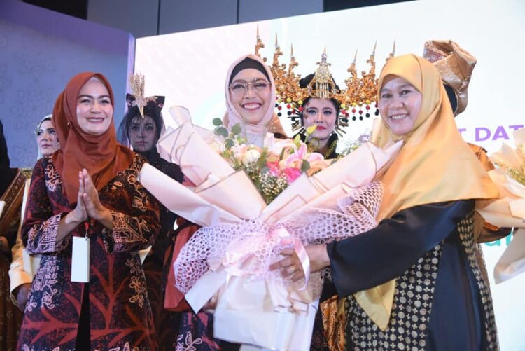 LADIES PROGRAM— Ketua Tim Penggerak PKK Kota Padang Genny Putrinda (tengah) bersama Ketua TP PKK Sumbar Ny Harneli Bahar dan Ketua TP PKK Kota Bogor Yane Ardian, dalam kegiatan Ladies Program, Rakernas ke-XV Apeksi di Kota Padang.