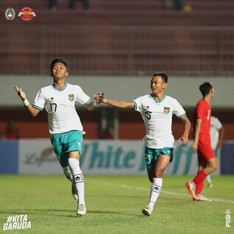 SELEBRASI-Nabil Asyura berselebrasi usai mencetak gol ke gawang Singapura. Dalam pertandingan tersebut, nabil berhasil mencetak 3 gol alias Hattrick
