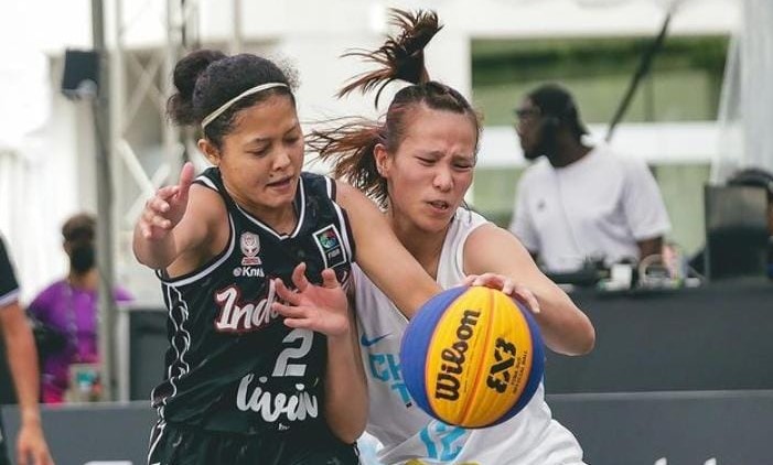 Pebasket Indonesia Agustin Gradita (kiri) saat menghadapi Australia di FIBA Asia Cup 3x3.