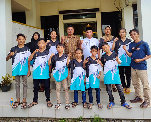 LEPAS ATLET-Camat Batang Gasan Armedes, lepas 10 atlit taekwondo yang tergabung dalam Dojang Taekwondo Anas Malik Club (TAMC) Nagari Malai V Suku Kecamatan Batang Gasan.