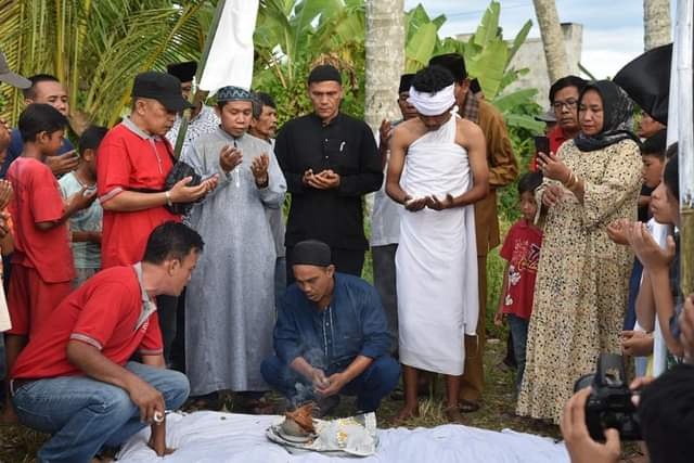 PROSESI MAAMBIAK TANAH—Terlihat sejumlah tokoh sedang melakukan prosesi Hoyak Tabuik Piaman 2022.