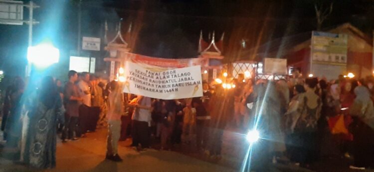 Sawahlunto Peringati Tahun Baru Islam 1444 H, Jalan Provinsi Dipadati Ribuan Masyarakat 1 DIPADATI WARGA—Pawai obor dalam memperingati Tahun Baru Islam 1 Muharram di Sawahlunto, jalan provinsi dipadati warga yang datang dari berbagai pelosok.